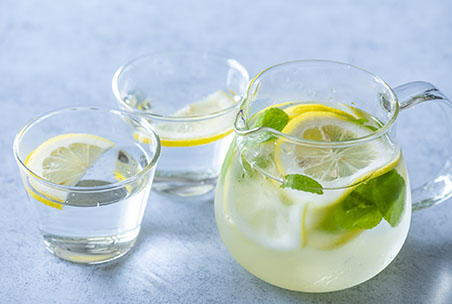 料理研究家の黄金比。3つのハーブで作るフレーバーウォーターのレシピ三越伊勢丹の食メディアFOODIE フーディー