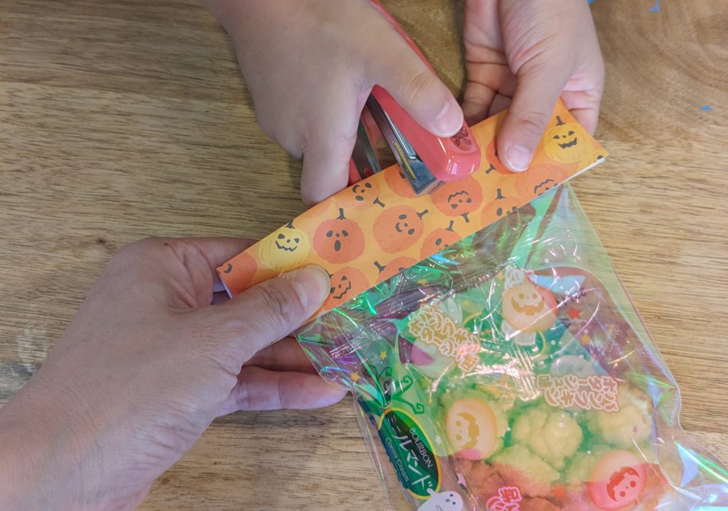 ラッピング 袋 ビニール袋 包装袋 お菓子用袋 20枚 レッド グリーン ブラック ピンク ギフト シンプル プレゼント バレンタイン 手作り用ギフトバック 小分け袋 ハンドメイド 雑貨 ストライプ柄fanfan kids＆pet－子供服飾雑貨 ペットグッズ ラッピング用品 －