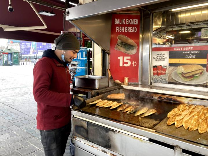 📍トルコ🇹🇷, 「船着き場のサバサンド」, イスタンブールの船着き場を散歩していたら、香ばしい匂いがふわりと海風に乗って運ばれてきました。,サバサンドの屋台です！🐟, サバサンドとは、しっかり焼き目をつけたバケットに、大きなサバと新鮮な野菜をたっぷり挟んだイスタンブール名物。,味付けはレモンと塩のみなので、思ったよりさっぱりしていて健康的でした🍋