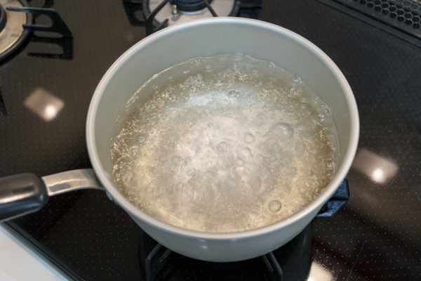 材質別 鍋の焦げを落とす方法6選！ひどい焦げ付きをお酢や重曹で簡単お手入れ - macaroni