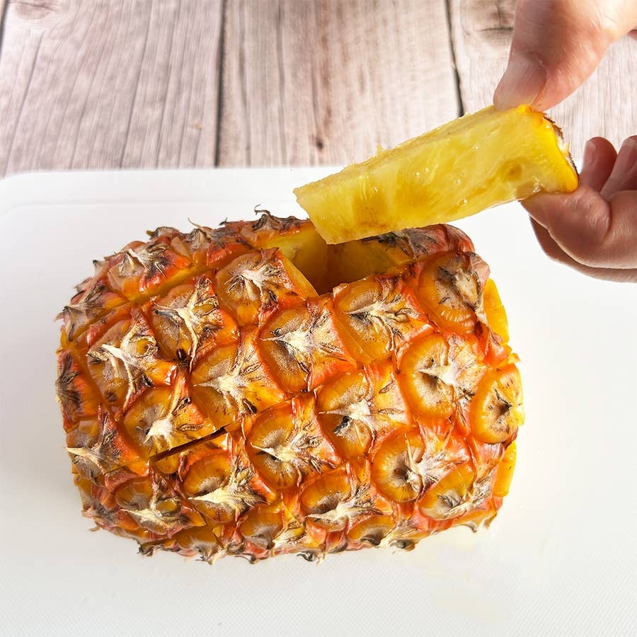 おしゃれに盛り付け！ パイナップルの飾り切り