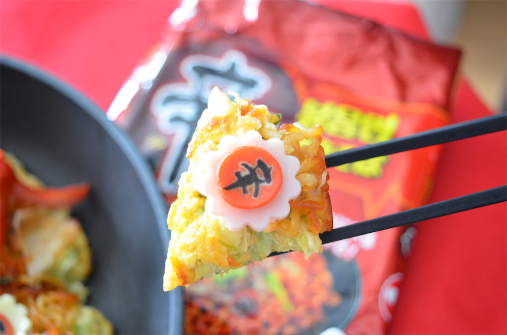 思い出が詰まった料理で旨辛アレンジ辛ラーメン焼きそばを使った、アレンジレシピをご紹介🙌🏻 鉄板料理の定番であるお好み焼きに、辛ラーメン焼きそばをトッピングしてモダン焼き風に✨お好み焼きソースのコクと焼きそばの旨辛が絶妙に絡み合い、新たな味わいを