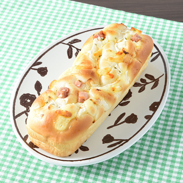 🌙🍔沖縄ファミリーマート 今週のおすすめ商品をご紹介😁✨ 季節感あふれる商品から定番まで🌟 今週は2つをピックアップ🙌 ✨月見バーガー 380円税込 沖縄限定🌺 ポークパティに🍳目玉焼き、🥓ベーコン、🧅オニオン黒こしょうマヨを組み合わせたボリューム満点バーガー