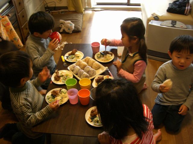 ちょっといいの日の延長みたいな、友達を呼ぶ家ご飯が好き。里芋の煮物、にんじんのごま和え、かぶの浅漬け、菜の花のおひたし、焼きれんこんのトマトソース添え、アジフライ、サムゲタン。自分のご飯を友達 とおいしいねって言いながら食べると最高🫶