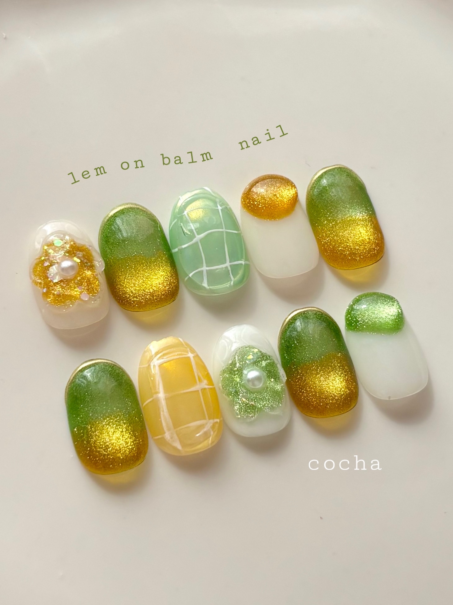 mmme__jp ←詳細はこちら 新デザインのご紹介、2つ目は 「レモネード×クリアグリッター」です✨ このデザインは指ごとではなく、左右でデザインが異なるものになっています！ 透け感のあるレモネードのようなイエローと、 手元を明るく見せてくれるシルバーのグリッター