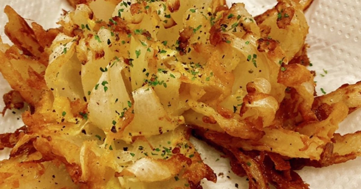 玉ねぎが花のように広がる「丸ごとオニオンフライ」の作り方 料理- YouTube