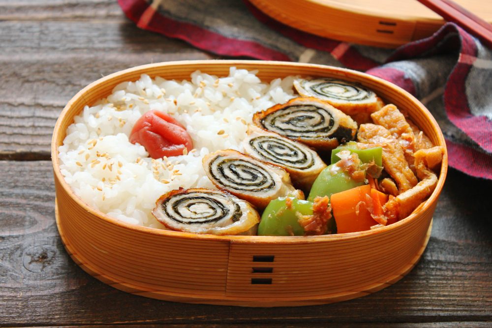 トンテキ弁当🍱」 @mtmtharb 🌈茉水さんのお弁当をご紹介します😊✨週5フル勤務の会社員として頑張る茉水さんが作る💖料理レシピと動画を投稿されています✨薄味派だという茉水さんの美味しくてヘルシーな料理の数々は必見ですよ～😍💕 お弁当箱一面のトンテキが