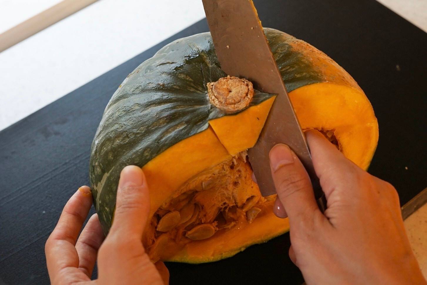 丸ごとカボチャの切り方・皮のむき方
