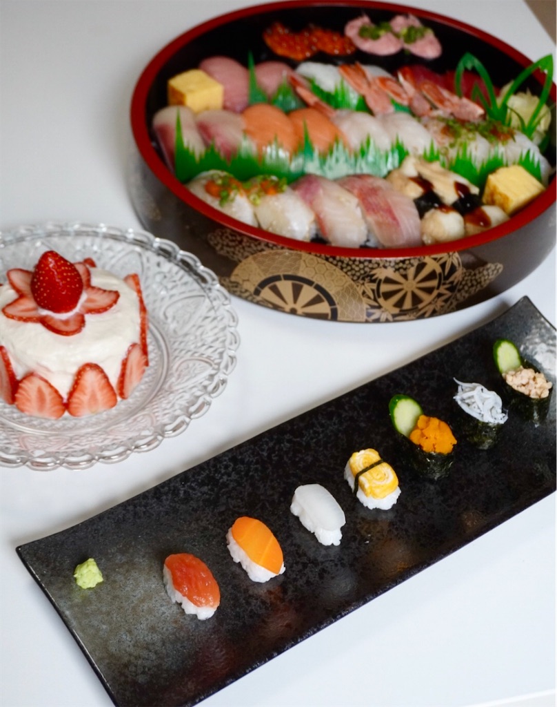 ✿ 𝟷𝚜𝚝 𝙱𝚒𝚛𝚝𝚑𝚍𝚊𝚢 ∗∘⁎⚮ 𝗅𝗎𝗇𝖼𝗁 𝗆𝖾𝗇𝗎 𖡡𖥣 ✿お寿司ランチ風プレート ✿お吸い物✿茶碗蒸し 1歳お誕生日のお昼ごはんは 定番ですが赤ちゃん寿司 にしました 赤ちゃん寿司の存在を知ってから1歳のお誕生日にはこれをやりたいなと思っていました