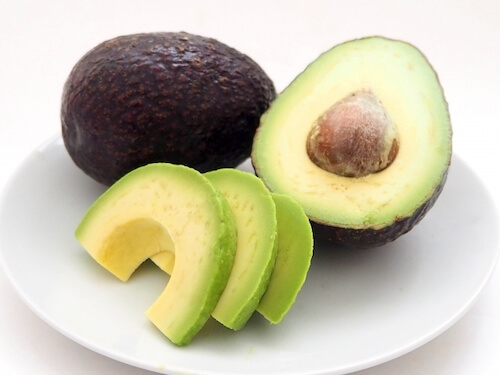 セット茶色成熟したアボカドの全体骨3 四分の一カット ハーフスライス - アボカドのストックフォトや画像を多数ご用意 - アボカド, 一切れ,カットアウト - iStock