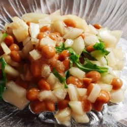 新玉ねぎが甘い♡味付け簡単おつまみおかず🧅 ﻿ ﻿ 新玉ねぎは先にレンチンしておけば﻿ 時短にもなり柔らかくて甘い玉ねぎ﻿になってとっても美味しいですよ🧅🤍﻿ ﻿ こってりな豚バラと甘い玉ねぎ﻿ なのでシンプルな味付けが最高です