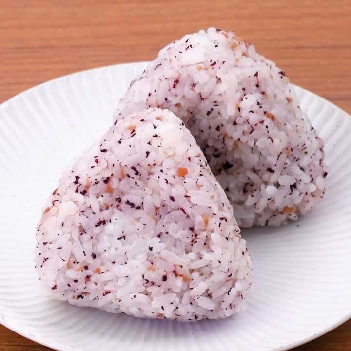 ご飯に混ぜるだけ 最強のおにぎりアレンジ！大葉と梅干しの『梅しそおにぎり』の作り方