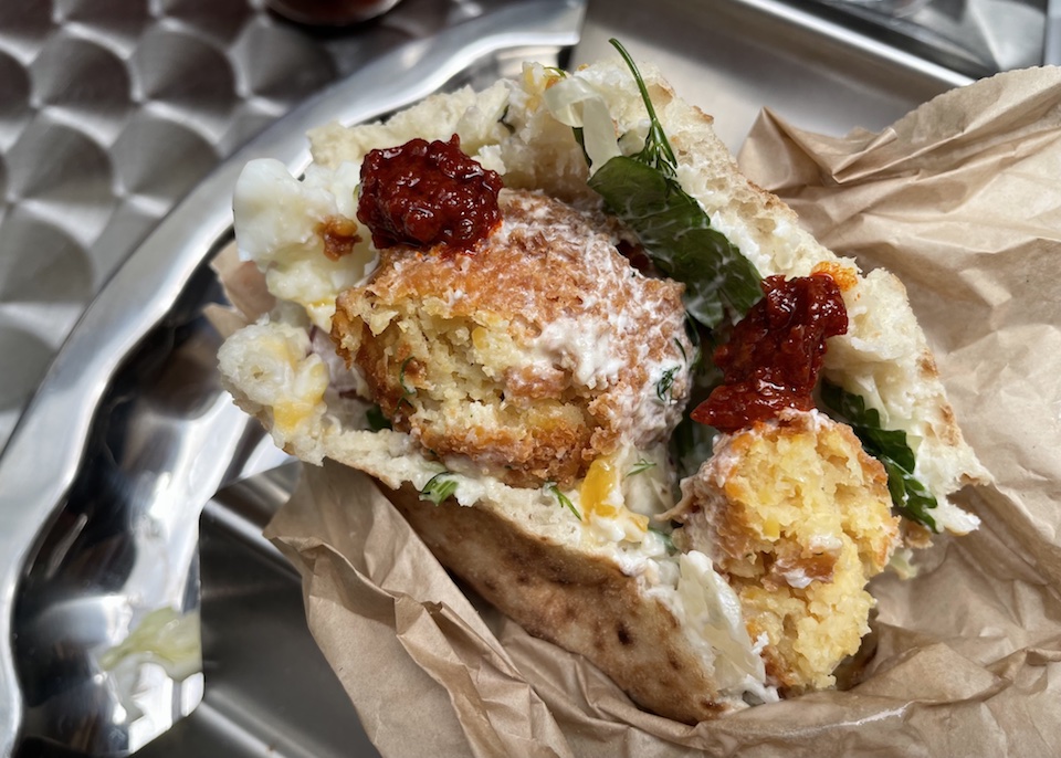 そら豆のファラフェルサンドPETAL