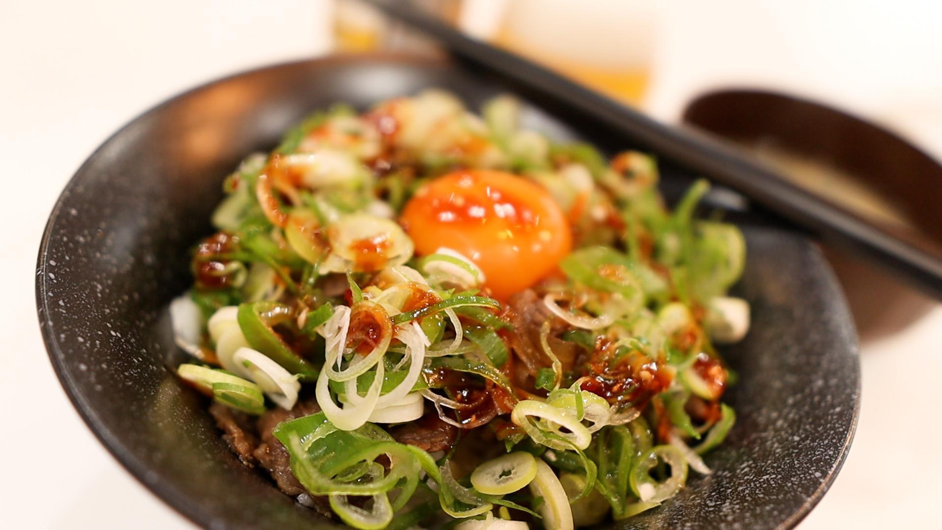 すき家の「ねぎ玉牛丼」は持ち帰りOKでピリ辛◎一番おいしいちょい足しアレンジは？イチオシichioshi