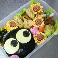 トトロって簡単そうで難しい、、😵‍💫 まっくろくろすけとか、どんぐりとかで 雰囲気出すのが正解だと思ってる😆👍ｗｗｗ ⁡トトロ弁当 トトロキャラ弁ジブリ弁当 幼稚園弁当 息子弁当 娘弁キャラ弁 キャラ弁初心者 お弁当 弁当記録 簡単キャラ弁弁当詰め方 お弁当