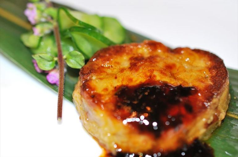 フォワグラと鶏のムースを使った料理伝統的なフランス料理のレシピ