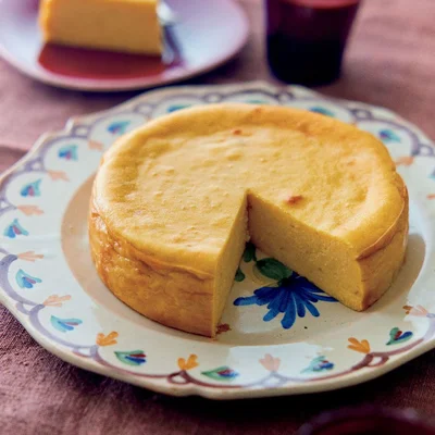 ポリ袋でつくるバスクチーズケーキ, お菓子作りは使い道に困る材料の余りが出てしまうし、洗い物もたくさん出るからなかなかめんどくさい ,今回はポリ袋で作るバスクチーズケーキの作り方をご紹介します♪,生クリームやクリームチーズ、卵など微妙に余って困る食材は1個の使い切りの分量になっているので食材のあまりも出ないです！,