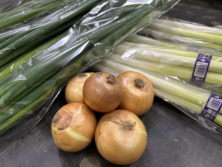玉ねぎを早く収穫するとお得！？「葉玉ねぎ」は両方食べられる！ - 小庭菜園〜自然農法でやさい作り