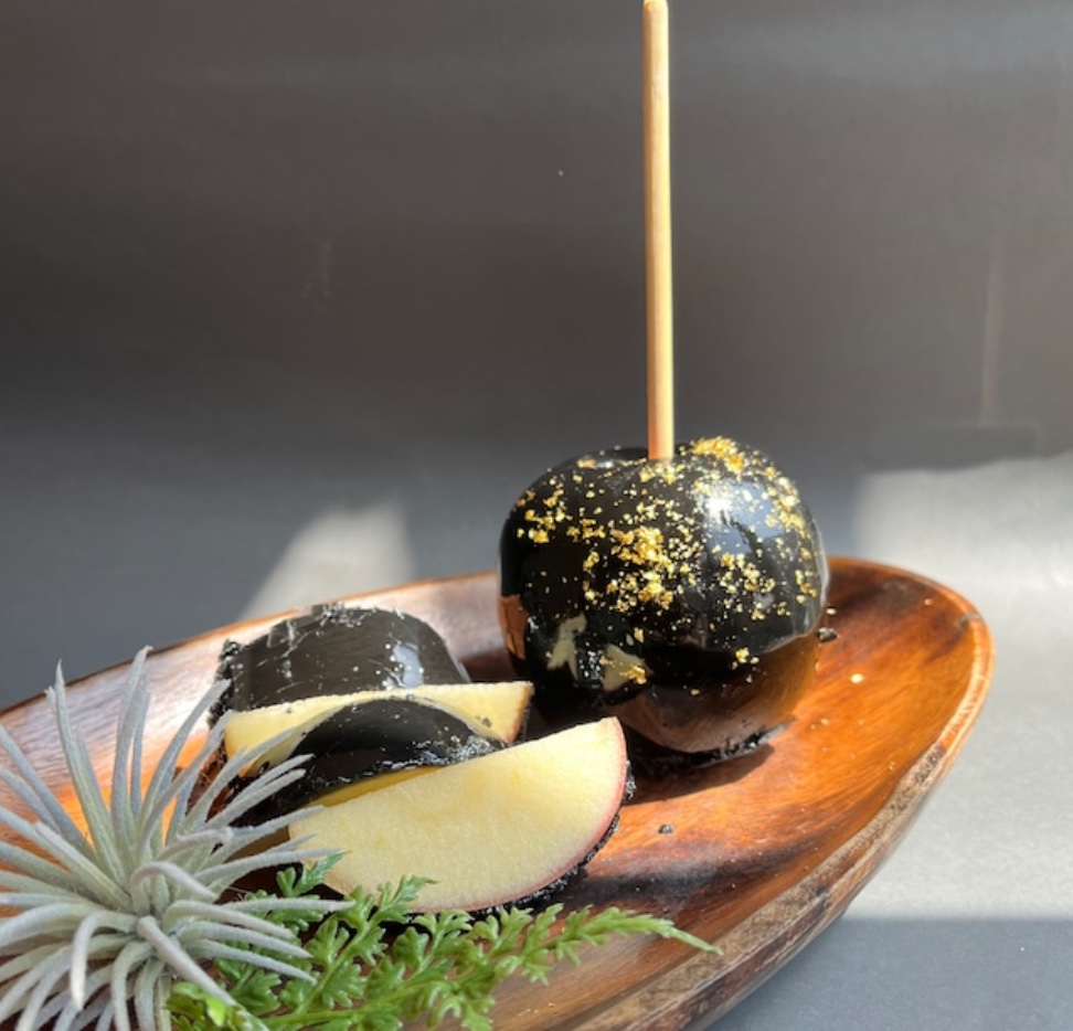 秋色りんご飴を作る芹田枝里