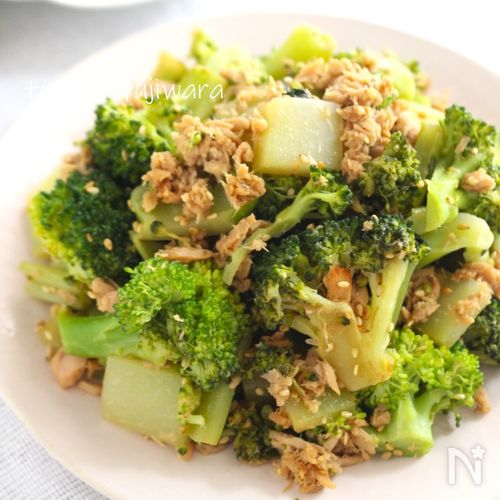 旨味しみしみ「ブロッコリーツナのペペロンチーノ炒め」レシピ - macaroni