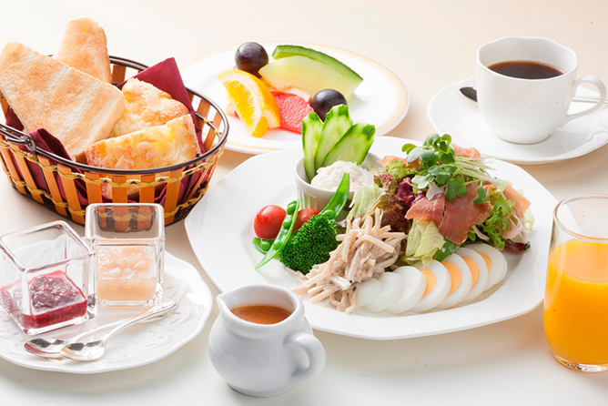 夏~初秋の朝食。フルーツ沢山にもぎたてピュアホワイト フルーツコーン 、濃厚なパパラギ牛乳、パンには自家製ジャム・あん付で大満足。前夜に食べ過ぎてもこれなら入ります。- Photo de Funbe HOF Ookuma, Ikeda-cho - Tripadvisor