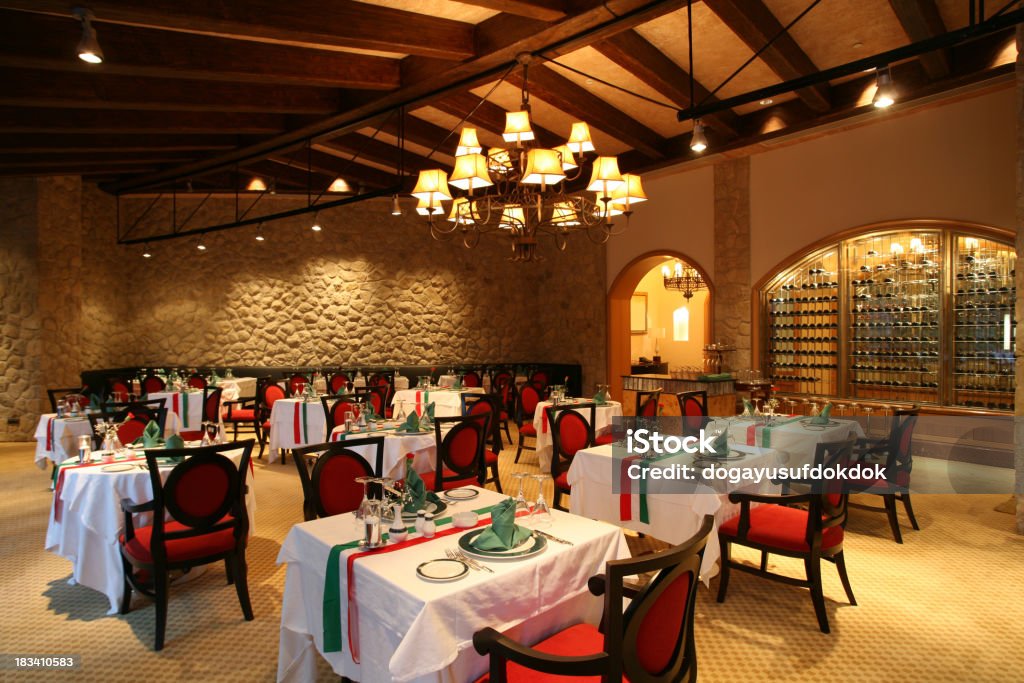 円卓で高級フランス料理 10872000048 の写真・イラスト素材アマナイメージズ