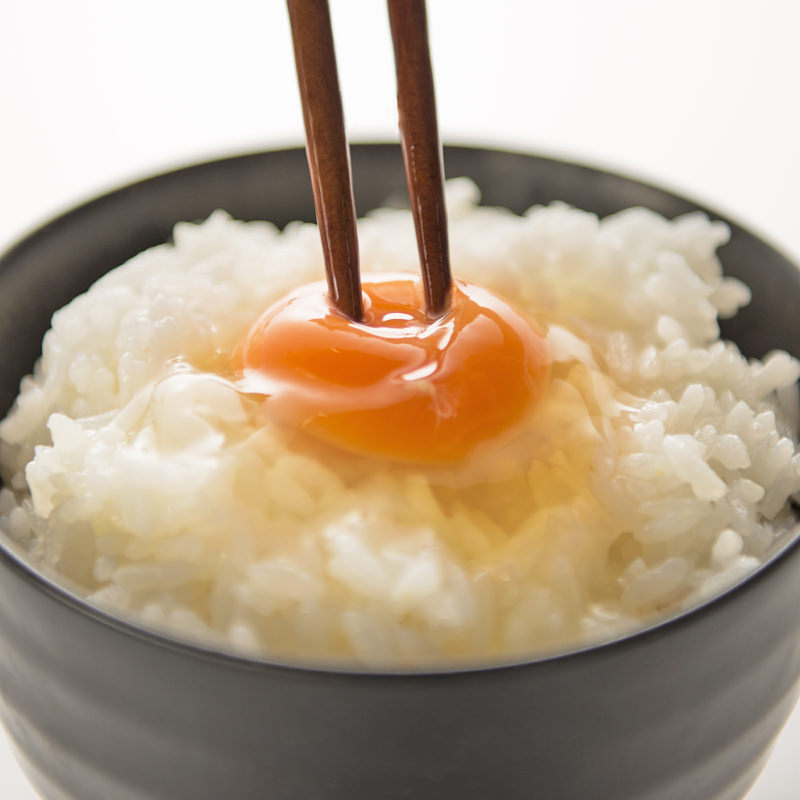 うずら卵をのせたとろろご飯に醤油をかける 10175002686 の写真・イラスト素材アマナイメージズ