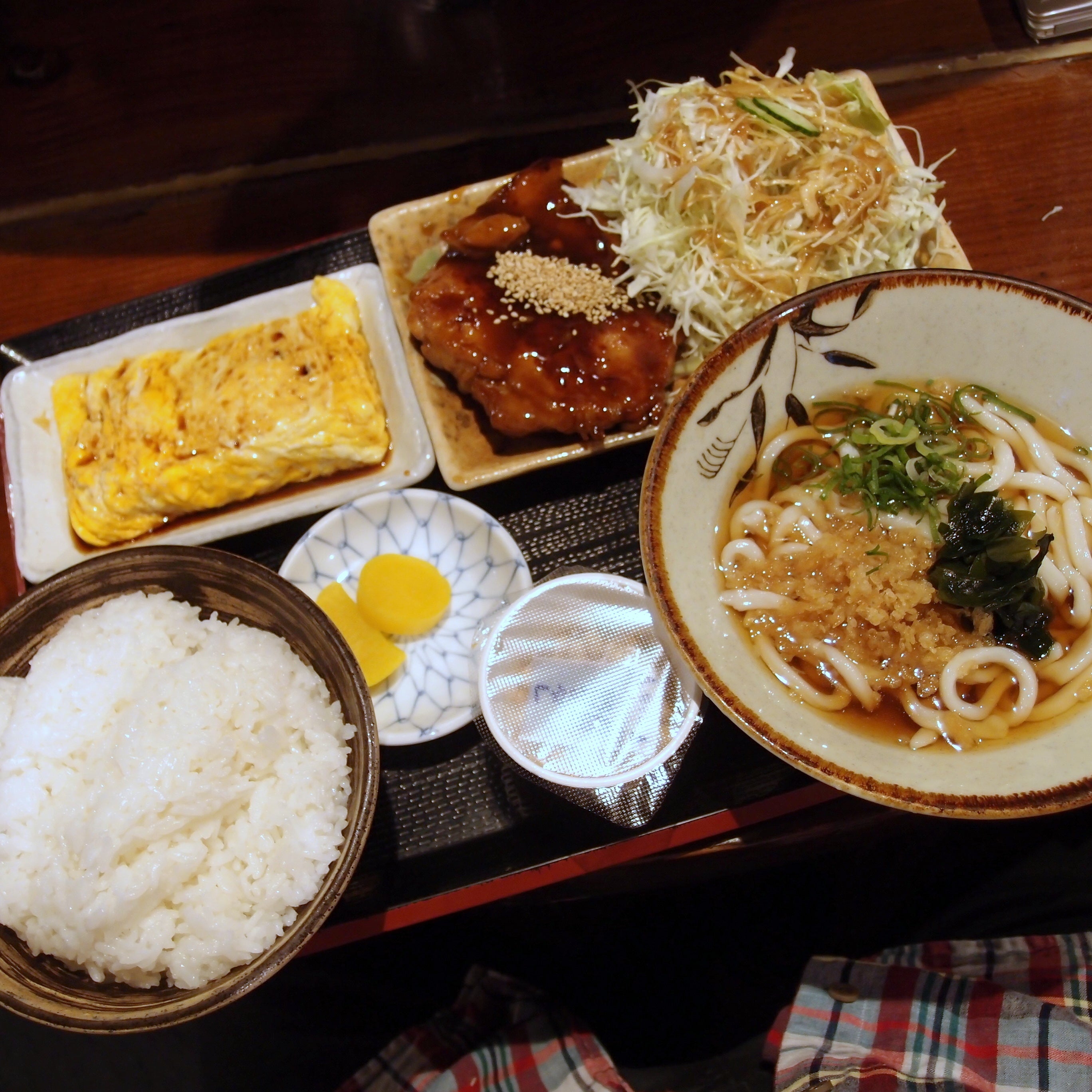 そびえ立つ唐揚げマウンテン！驚異のデカ盛り「とり唐揚丼」 福岡- メシ通ホットペッパーグルメ