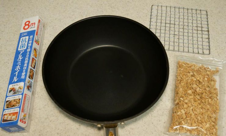 フライパンで燻製 シェフが教える自家製ベーコンの作り方とまりぎ