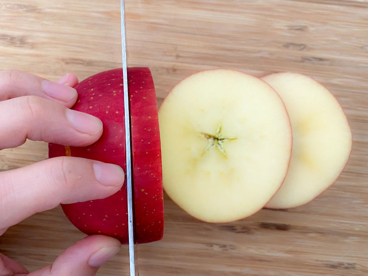 縦に切る時代は終わり！？ 斬新なリンゴの切り方に「おーー」「食べやすい」ウーマンエキサイト