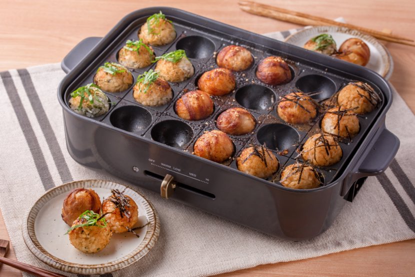 しおさんちのおうちごはん・:* 〜たこ焼きおにぎり〜 インスタを始めた頃だから かれこれ7年前に作っていた 〝たこ焼きおにぎり〟を リバイバル見た目が楽しいだけじゃなく これがまた美味しいのよぉ たこ焼きおにぎりの 作り方は明日リールで♪ おしながき ＊たこ焼き