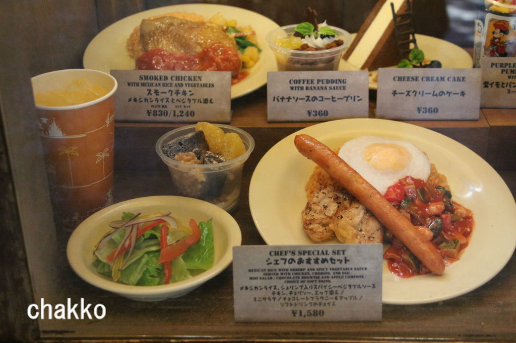 ディズニーシー新メニュー情報🤩4 7 月 ユカタンベースキャンプグリルにて販売開始😍ハッシュドビーフのユカタンライスボウル 骨付きチキン、ベーコン、エッグ 単品¥1,300ソフトドリンクセット¥1,580です、詳しくは次のページをどうぞ！画像は東京ディズニーリゾート