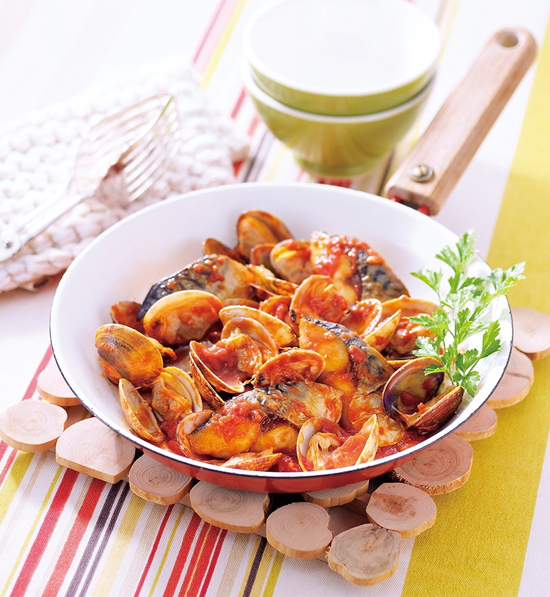 あさりの砂抜き方法。 ①海水と同じ塩分濃度の塩水を作る３～４％②あさりを重ねない ③半分位浸かるように調整 ④暗くて静かな場所で休ませる⑤冷蔵庫で数日休ませるなら毎日水だけ交換してあげる これでジャリジャリとさよなら！ ＃料理 ＃豆知識 ＃あさり