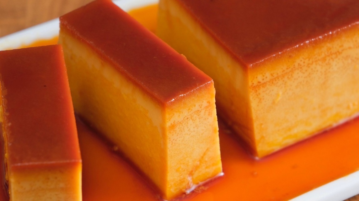 ケーキ型で作る 濃厚かぼちゃプリンホール状の大きなかぼちゃプリン。 秋の味覚かぼちゃをお菓子として楽しめます。--------------------------------------- 🍰使用商品 ・デコレーションケーキ型 共底 15cmKGP082-1・ホーローバット M ブルーKGP005-1