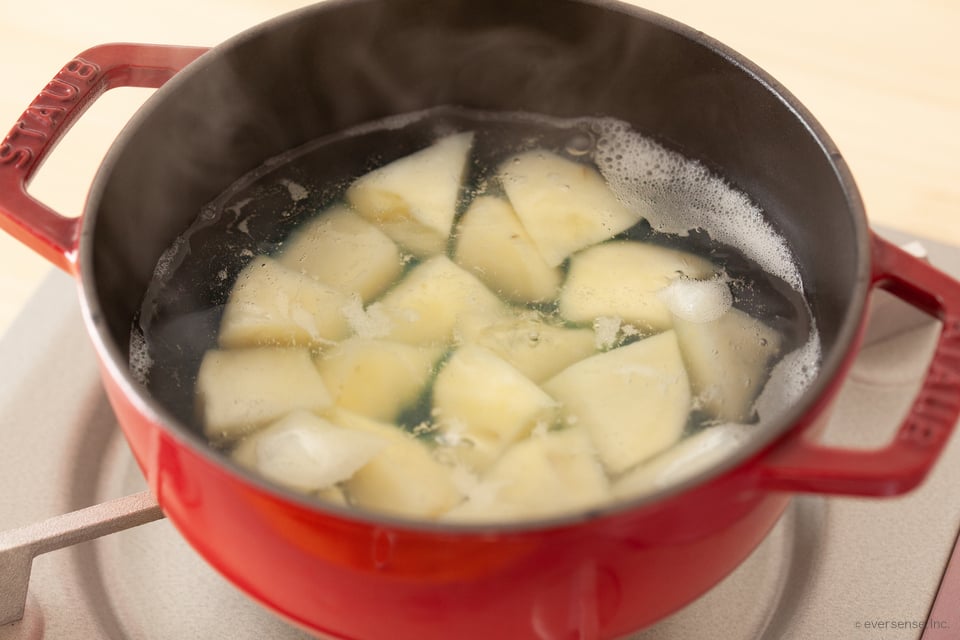 じゃがいもの茹で方茹でる時間は？レンジで皮ごと茹でる方法も？コジカジ