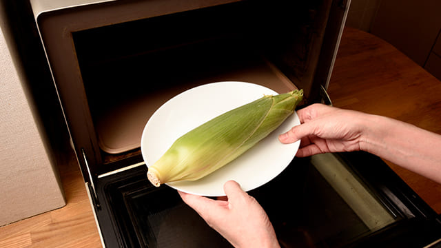 世界一簡単で甘～い‼ とうもろこしの皮ごとレンジ蒸し。気まぐれキッチン andante