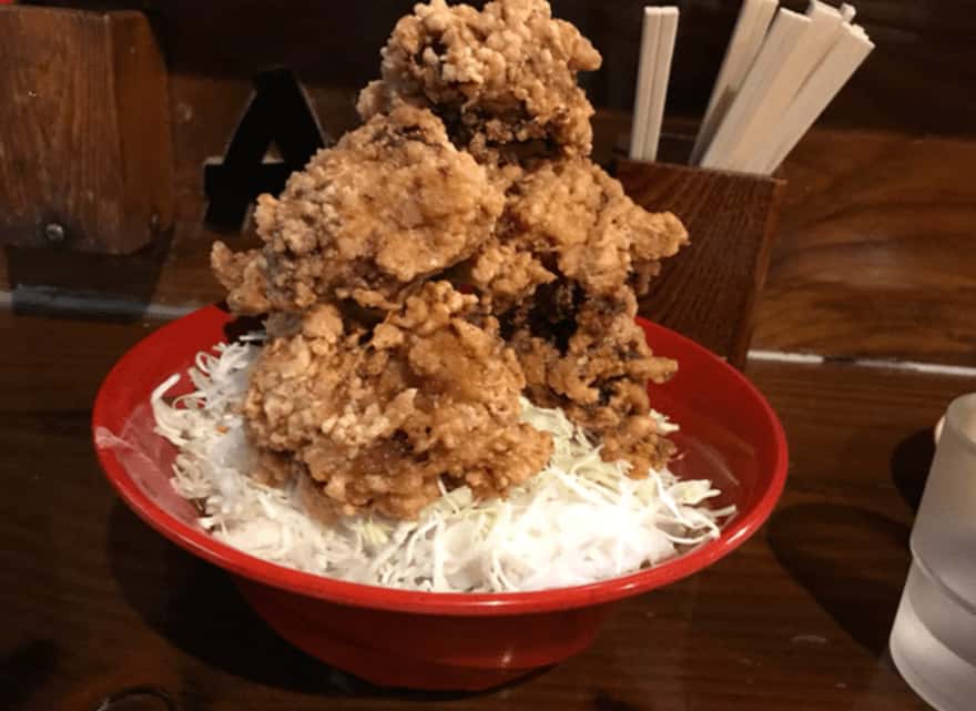 城南区コスパ最強弁当🍱！！藤島さんが持っている大和屋yamato魂 さんのカラモモチキン弁当は510円です🐓写真では伝えきれないほどのボリュームで、このお値段はかなりお買い得です🥺 藤島さんは食べきれず半分は夕食のおかずにするみたいです、、 笑訪問の合間