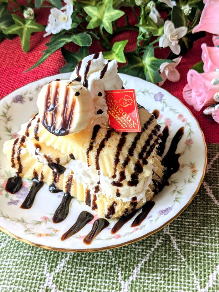 季節のフルーツショートケーキ』 ・ 苺、バナナ、キウイ、黄桃、ブルーベリー、チェリーを使用したフルーツ好きにはたまらないショートケーキです^ ^♡ ・間のサンドにもバナナと黄桃を使用しております☺️ ・ オススメケーキです♪ 是非ご賞味ください💕 ・北浜