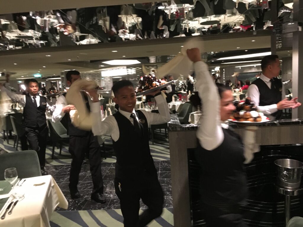 最新 ピースボート食事はどうなの？ レストランやメニューピースボートデッキPEACE BOAT DECK