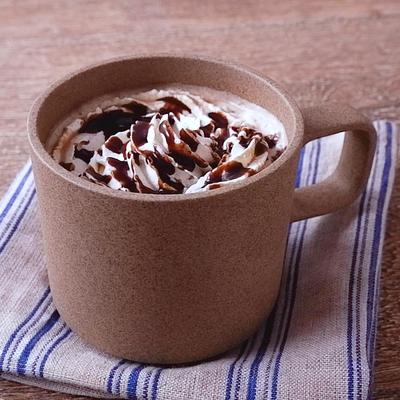 ホット チョコレートを添えてホイップ クリームとココア パウダーの写真素材・画像素材 Image 71444368