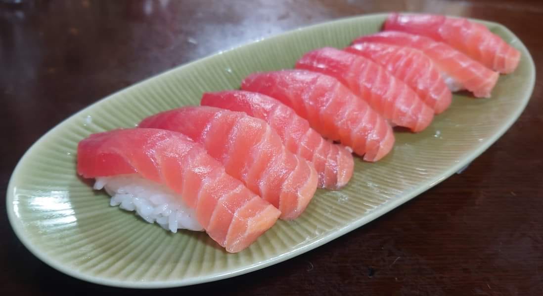 お寿司 マグロづくし、鮪、大トロ、赤身、中トロの握りもりあわせ 上列が大トロ、真ん中列が赤身、下列がの写真素材75067721- PIXTA