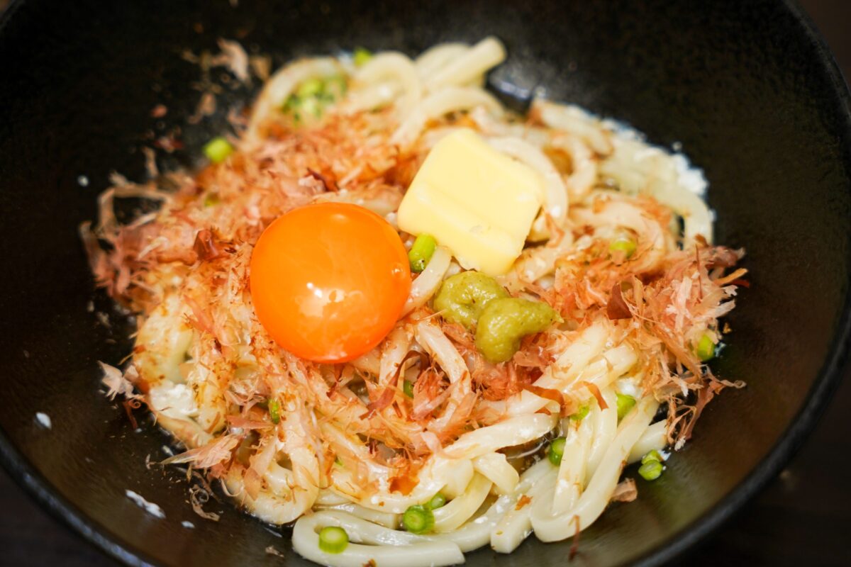 これガチに旨いから皆様にも本当にやってほしい レンジで超簡単 『ぺぺたまうどん』 丼ににんにく1片、白だし大1半、オリーブ油大1、鷹の爪1本、冷凍うどん1玉入れラップし6分チン熱い内に溶き卵1個入れ混ぜ完成 コシのあるうどんに半熟たまごダレが絡まり、悶絶必須