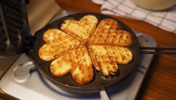 Norwegian waffle🇳🇴 ハートが5つで可愛い ノルウェーワッフル💫 奥渋でお邪魔させてもらってるフグレンさんの浅草店は超広々空間で フードはワッフルメニューが充実！ 隙間時間にちょこっと寄ってみたら 今回はまさかここ？の嬉しいバッタリが✨ノルウェー産スモーク