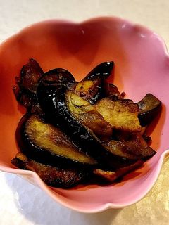 橋本 彩料理家フライパンひとつで✨なすときのこのにんにくしょうゆ和風パスタ . 別茹でしてないなんて、本当にわからない😳 . なすときのこで具材感あり👌🏻香ばしく焼けたベーコンの香りに にんにくしょうゆがそそります！🥓 しその風味も合わさって