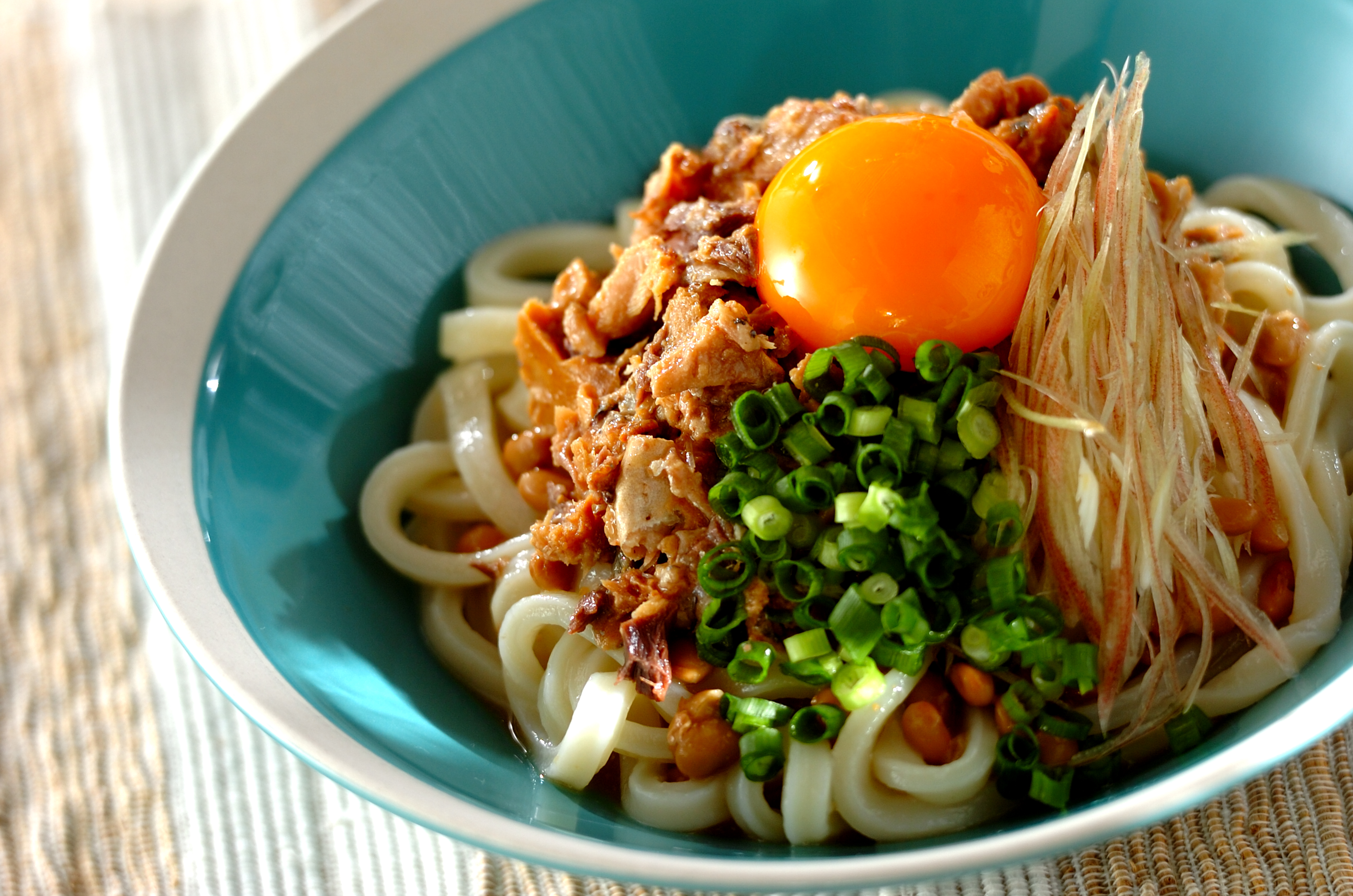 夏にピッタリ！ピリ辛冷やしラー油ぶっかけうどん, うどん冷やしてぶっかけるだけの簡単うどんレシピです！, ピリッとくる辛さがたまりません！,材料 , うどん 1玉, 水 200㏄, めんつゆ 2倍濃縮 100㏄, 鶏がらスープの素 小さじ半分, ラー油 小さじ半分, ネギ 適量, 白ごま適量, ごま油 小さじ1,作り方 , ①冷凍うどんを加熱する,