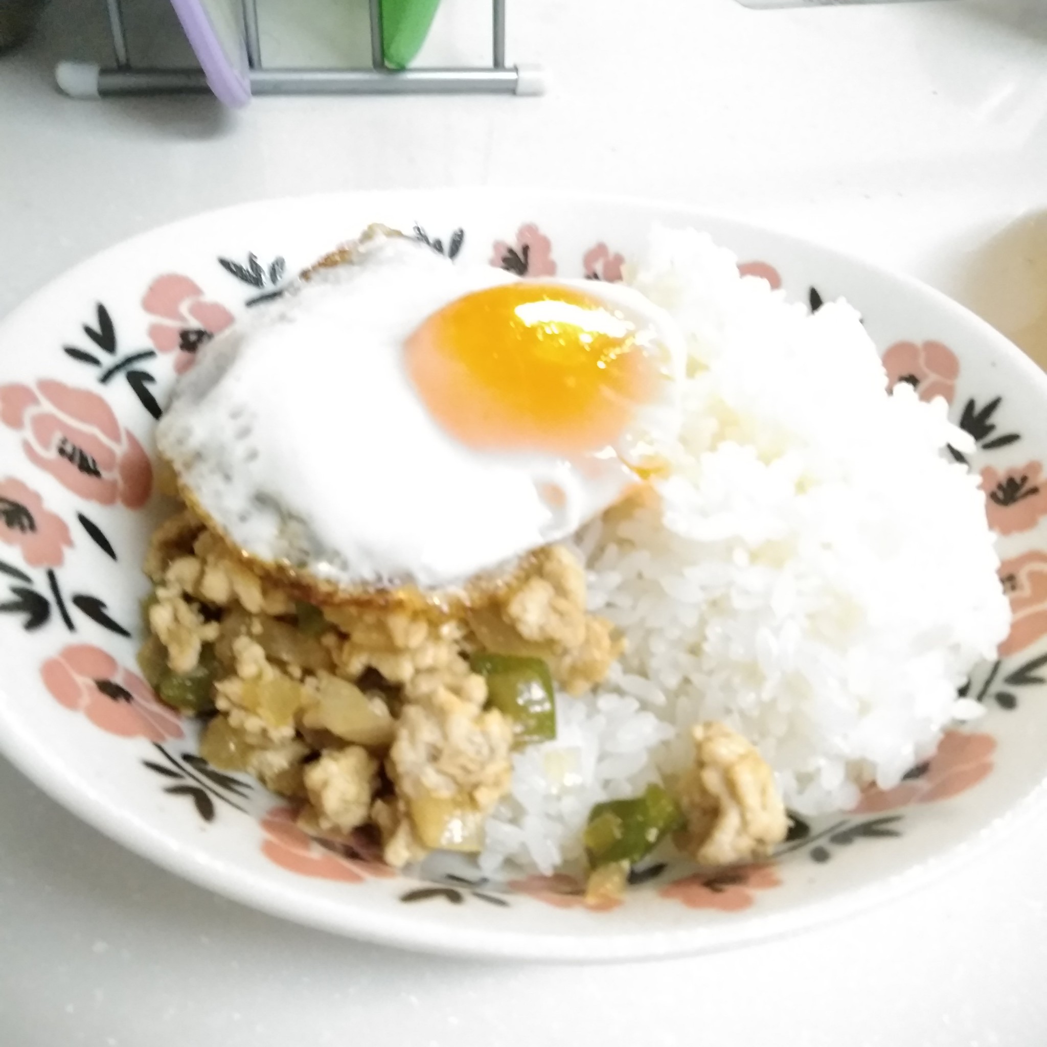 フライパンで簡単🍳 ガパオライス😋💕 ＊＊＊＊＊ ・ 今日はおうちで簡単に作れるガパオライスレシピをご紹介します🤗✨ 本来はナンプラー魚醤 を使って作るタイ料理ですが、今回はナンプラーなしで、お家にある調味料で美味しく作れるようにアレンジしています