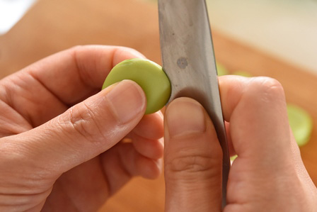 ＼放り込むだけ！さやごとそら豆, 「そら豆って茹でるの面倒 」って, 思ってたら、蒸してみて！ 蒸篭に並べて、塩ふって、蒸すだけ。,しかもさやごと、切らない、茹でない！, 最高で神すぎた。, ふっくらホクホク甘さも香りも, ギュッと詰まって箸止まらんやつ。,春の推し！無限リピでした！, ⁡, ▼POINT▼, 蒸篭に入れたらおまかせ, さやごと蒸すので栄養と旨みがダイレクト,