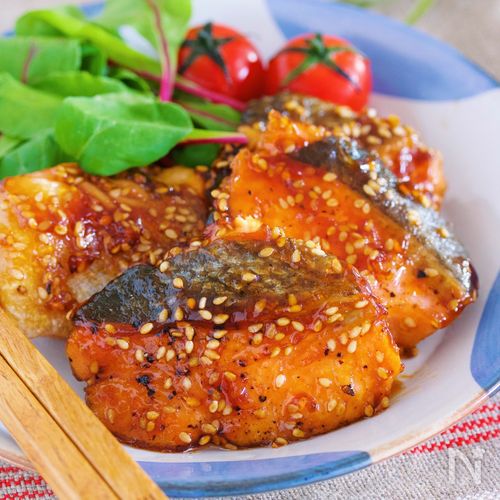 肉厚♡『鮭のごま甘酢照り焼き』男子も喜ぶお魚レシピ♩