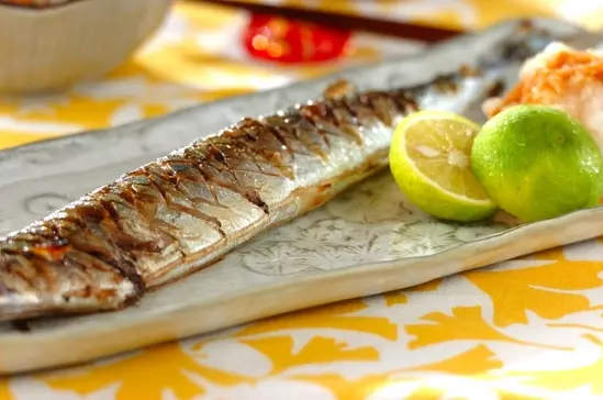 定番の塩焼きをちょいアレンジ！ 魚屋三代目の「さんまのペッパーグリル」 - メシ通ホットペッパーグルメ