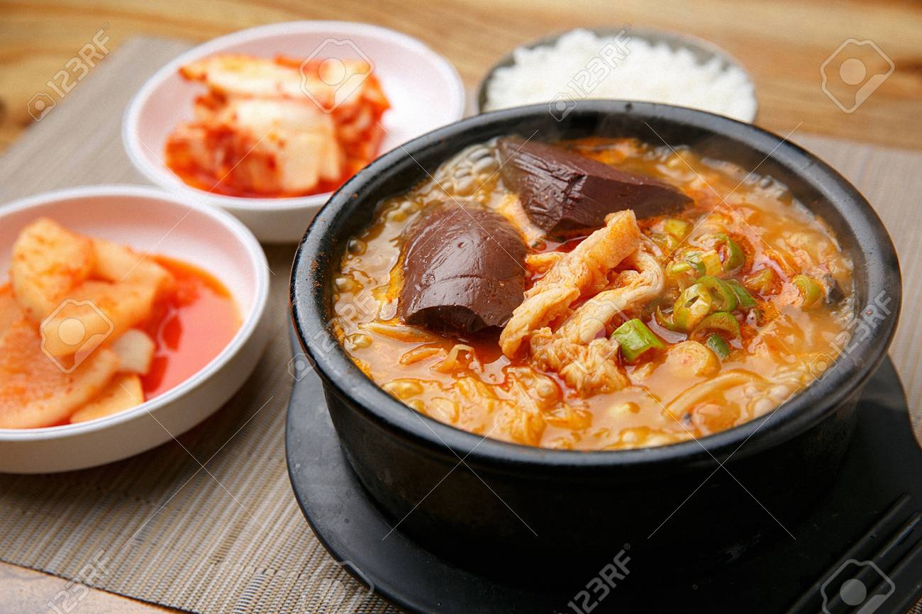 スパイシーな牛血二日酔いスープ、韓国料理ヘジャングクの写真素材・画像素材 Image 108049562